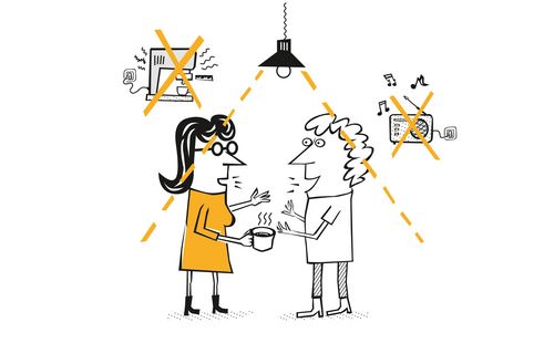 Nebengeräusche wie Kaffeemaschine und Radio erschweren die Kommunikation.